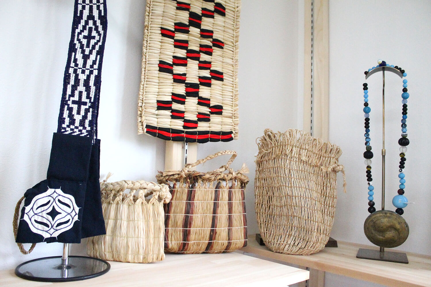 伝統的な素材と手法で製作された刀帯や編袋、タマサイ（首飾り）などはすべて貴重な一点物