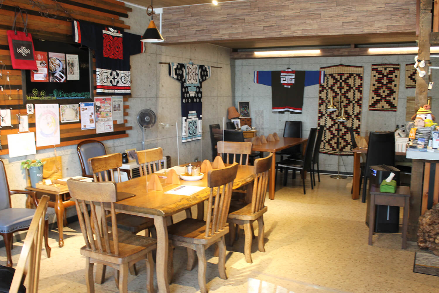 オープンな雰囲気のカフェスペースではハンドメイドのワークショップも随時開催