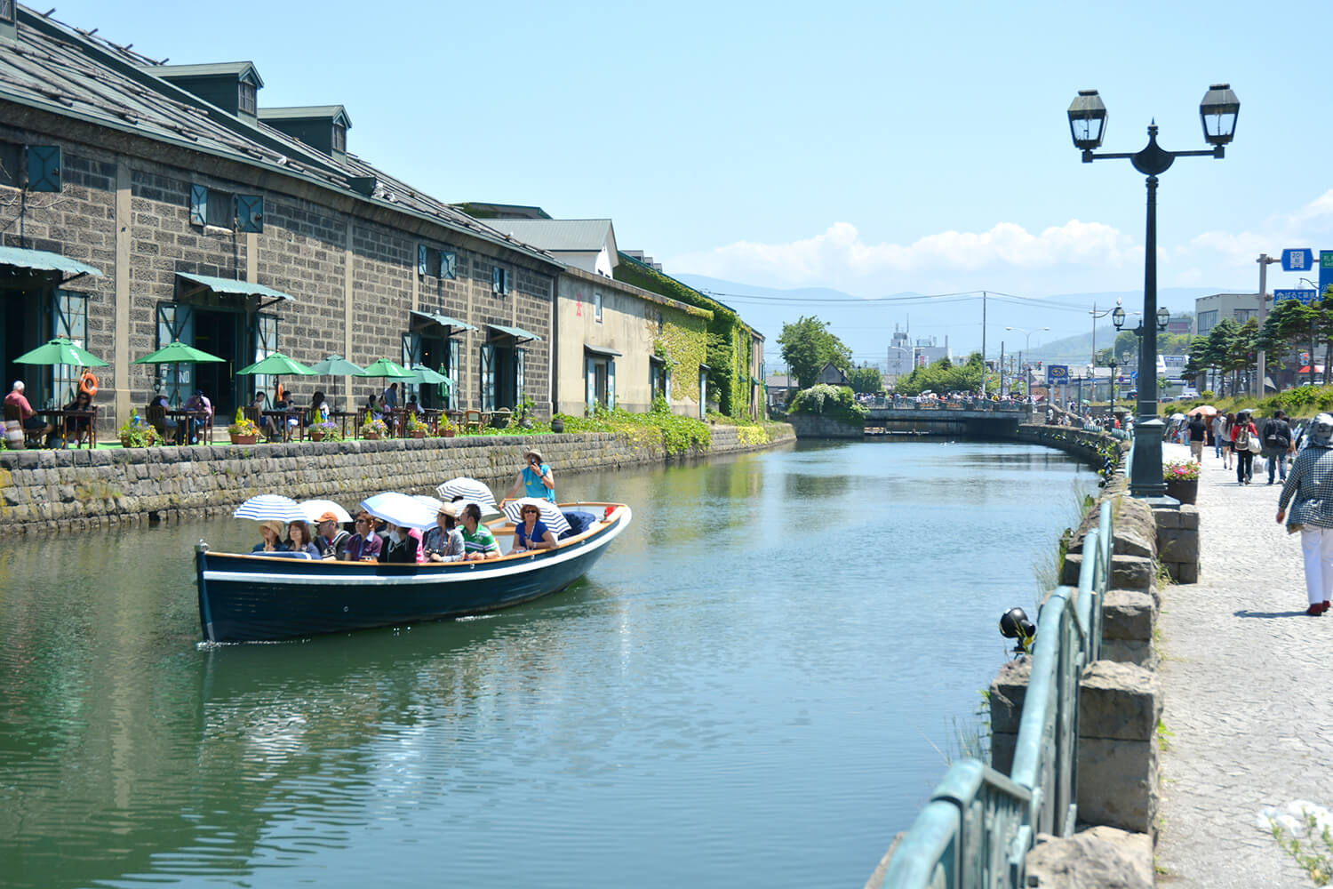 海運の街として栄えた歴史を水上からの目線で実感できる「小樽運河クルーズ」