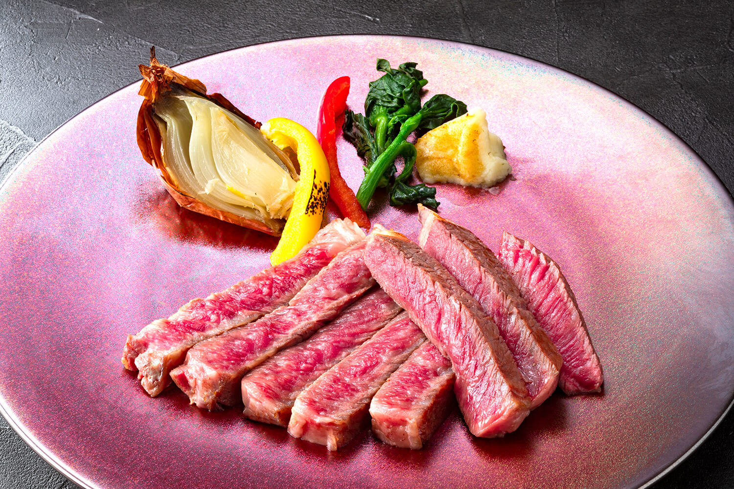 濃厚な肉の旨みを存分に満喫できる「王様のサーロインステーキセット（150g）」8,250円