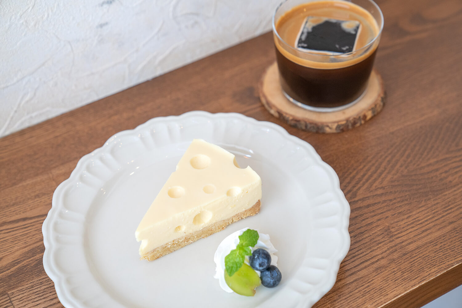 「ケサパサのレアチーズケーキ」600円、「ロングブラック」550円