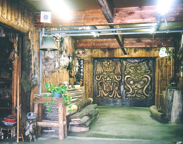 入口の扉にも個性豊かな木彫が施され来館者を迎える