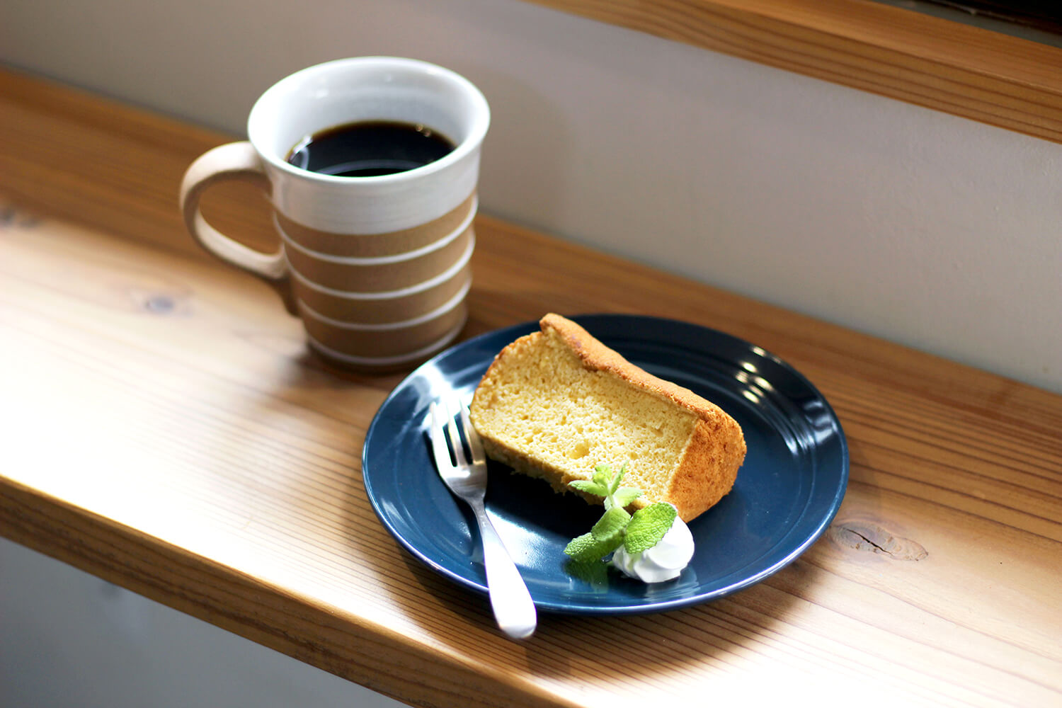 自家焙煎の「自家製ブレンドコーヒー」（350円）。「シフォンケーキ」（400円）はコーヒーとセットなら50円引きに
