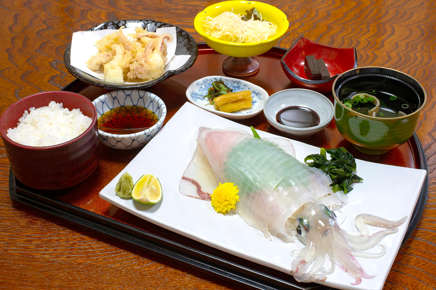 店の一番人気「活きイカ膳」（3,500円）。活き造りに加えゲソの天ぷら、イカシュウマイも味わえる