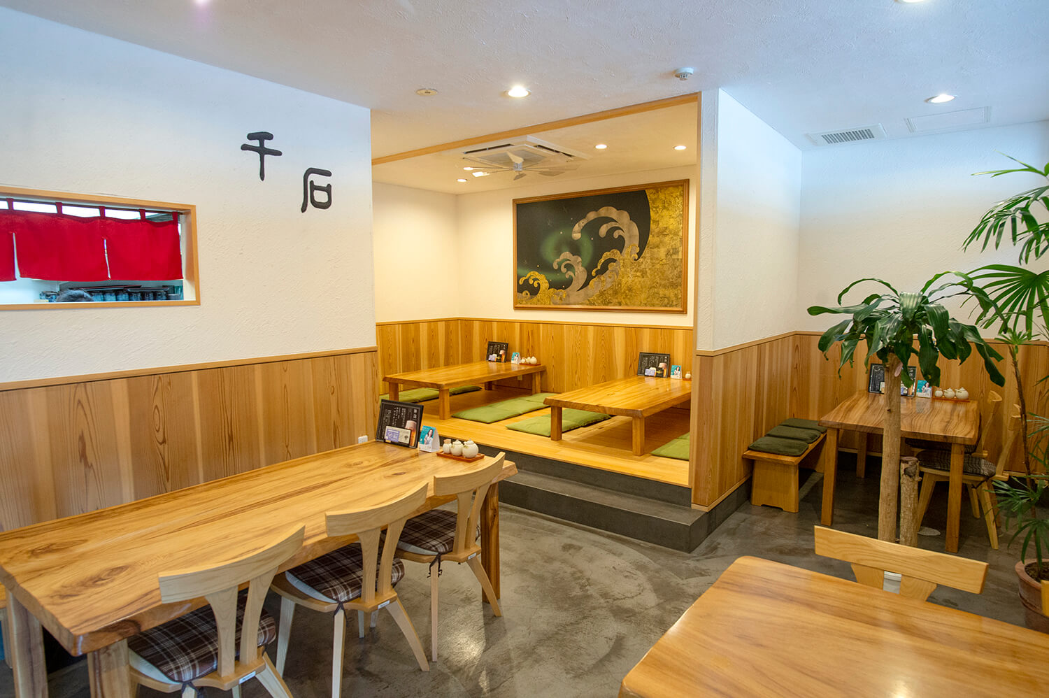 センザキッチンのオープン以前より同地で営業を続けている。青海島観光で定番のグルメスポット