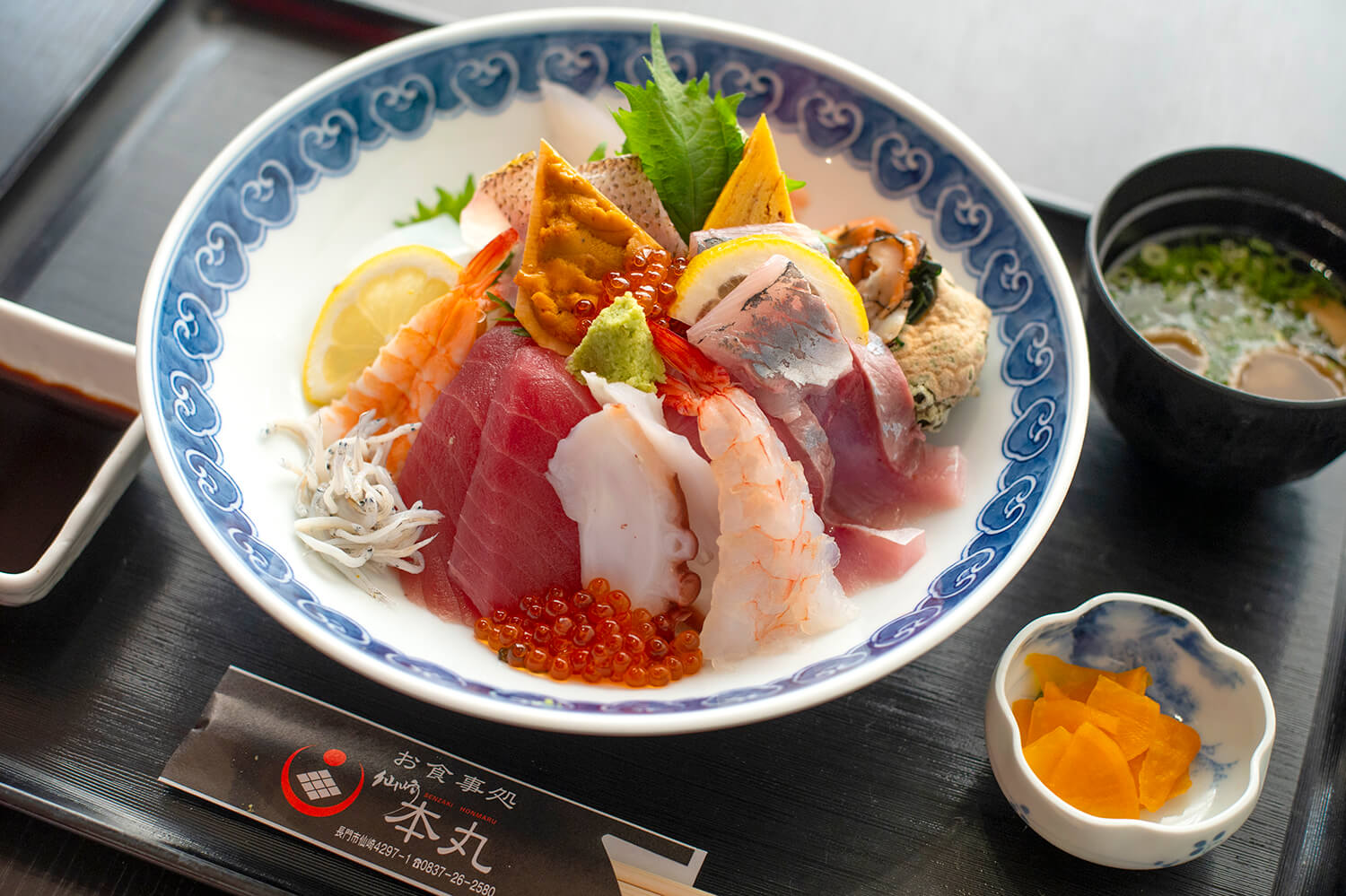 「海鮮丼」は「上」1,350円、「特上」1,850円、写真の「特！特上」2,600円の3種