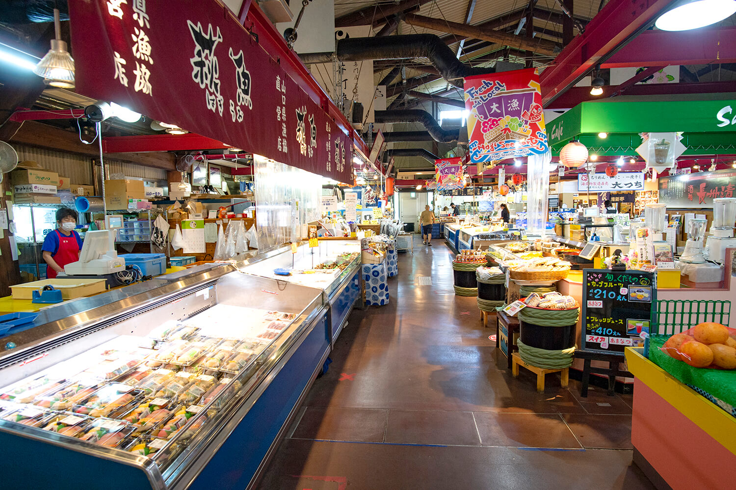 観光客に加えて地元の買い物客で賑わう。鮮魚や旬の農産物など、店内に萩の逸品が集まる