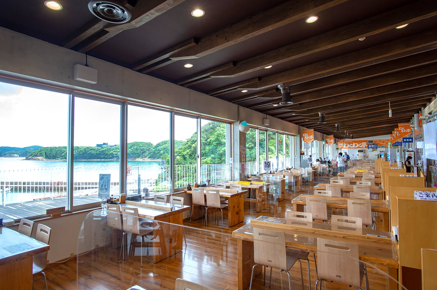 レストラン「わくわく亭」は絶景ビュー。美しい海の向こうに角島大橋を望む