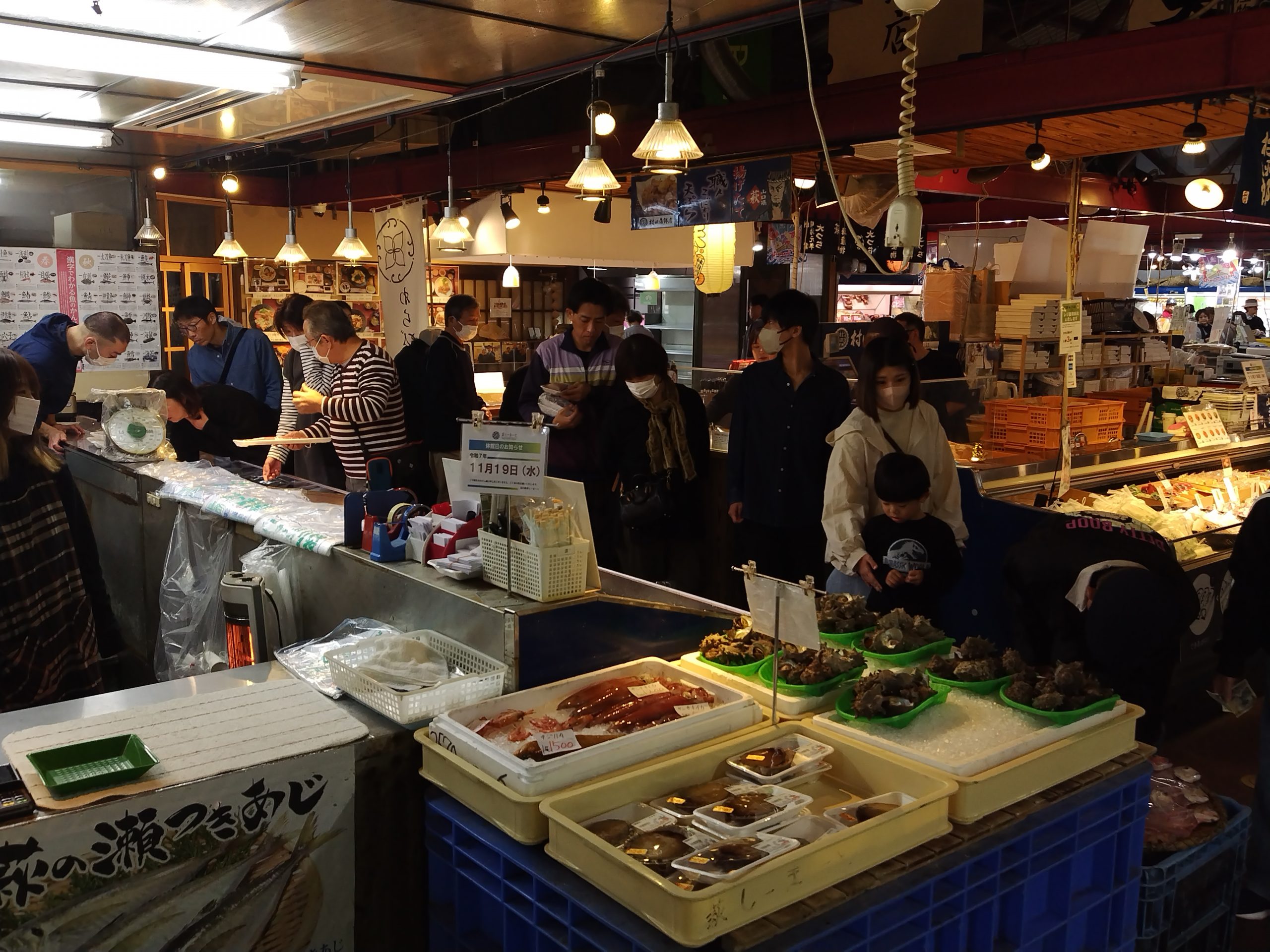 観光客に加えて地元の買い物客で賑わう。鮮魚や旬の農産物など、店内に萩の逸品が集まる
