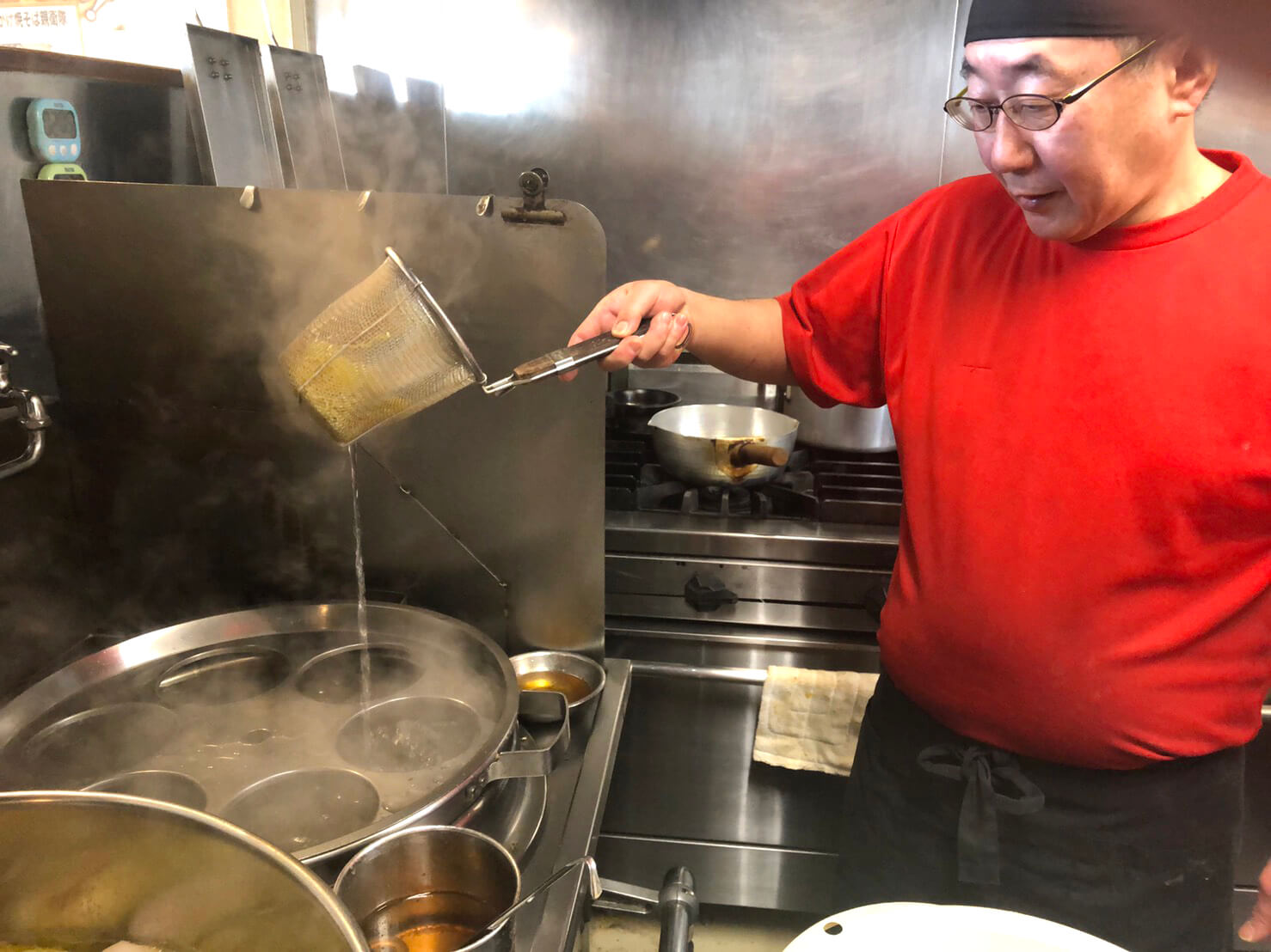 厨房で腕を振るう料理長は、かつて有名ホテルの中華調理長を務めた経験もあるベテラン