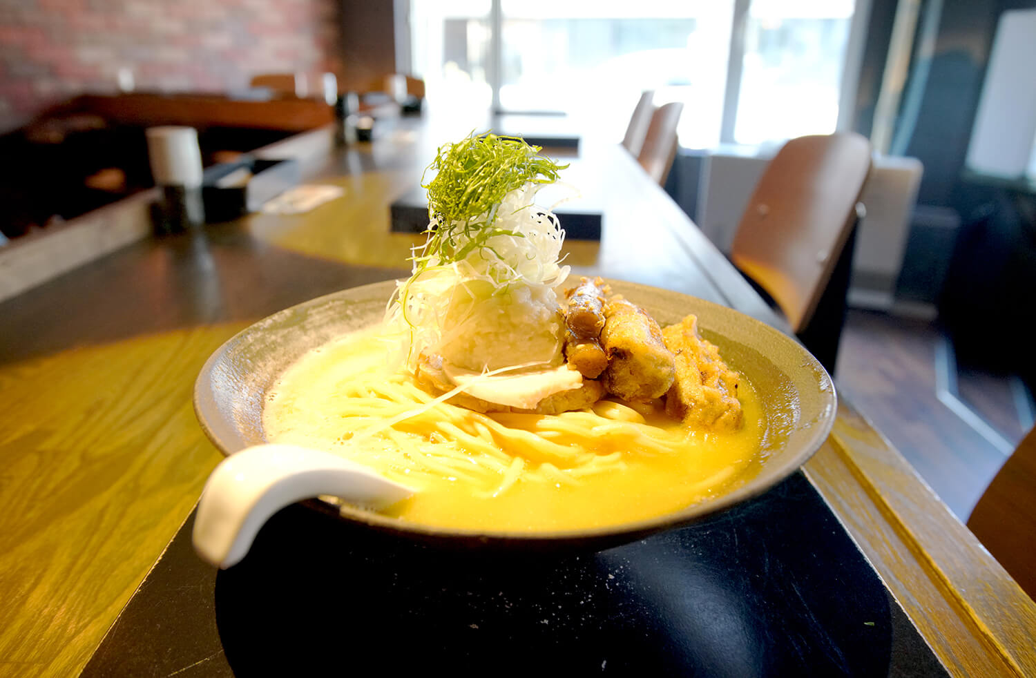 帆立のペーストをスープに溶かして味わう他にはない「帆立鶏白湯ラーメン」(950円)