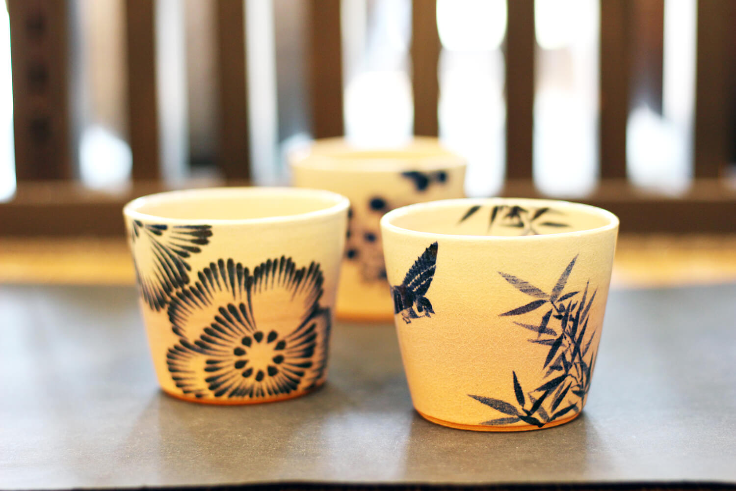 萩焼と有田焼の伝統技術を融合させた「萩青花紋（はぎせいかもん）」のカップ（5,500円～）