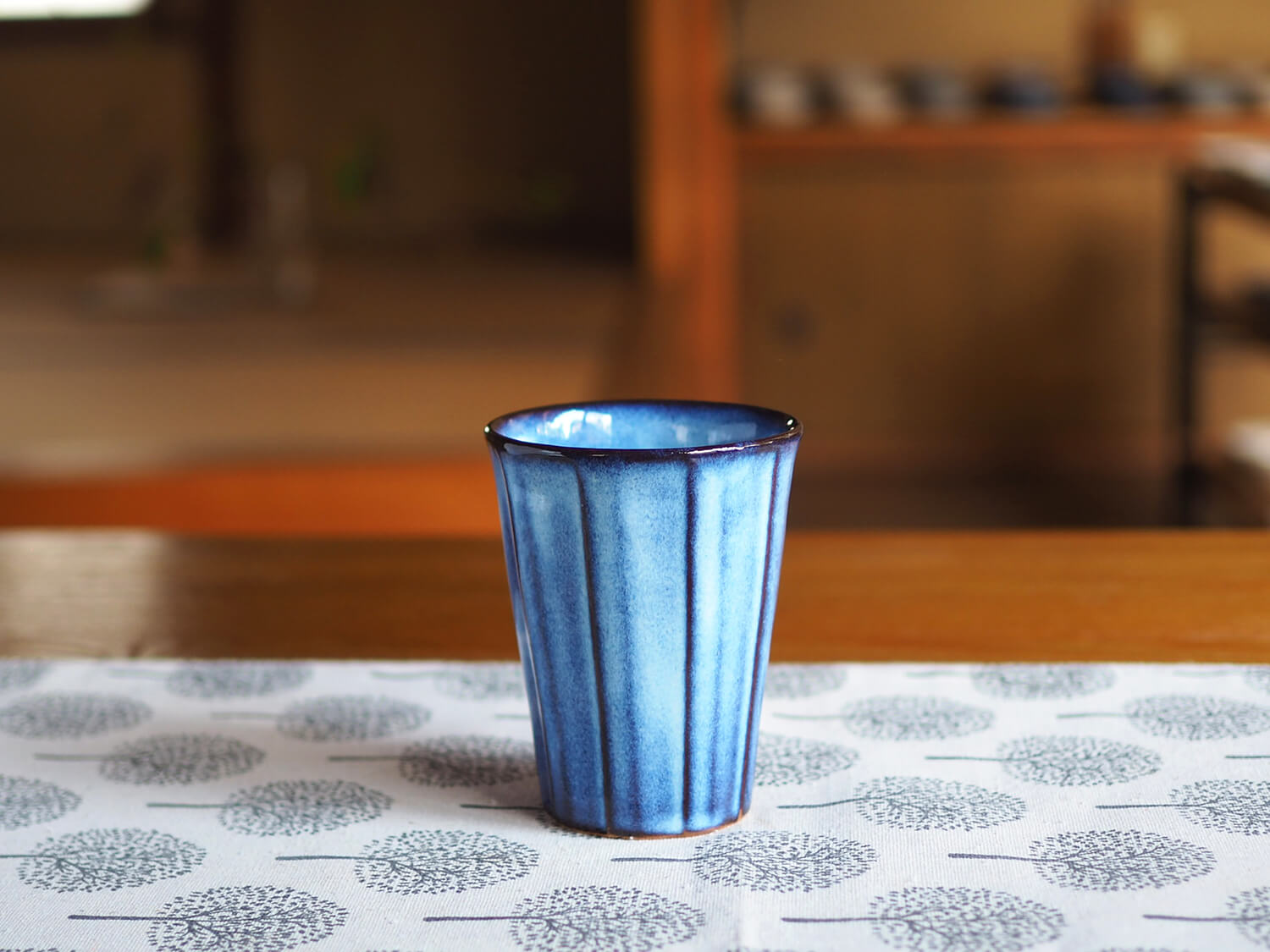 一つひとつ手作業でしのぎをする「しのぎフリーカップ・小（青萩釉）」（1,980円）
