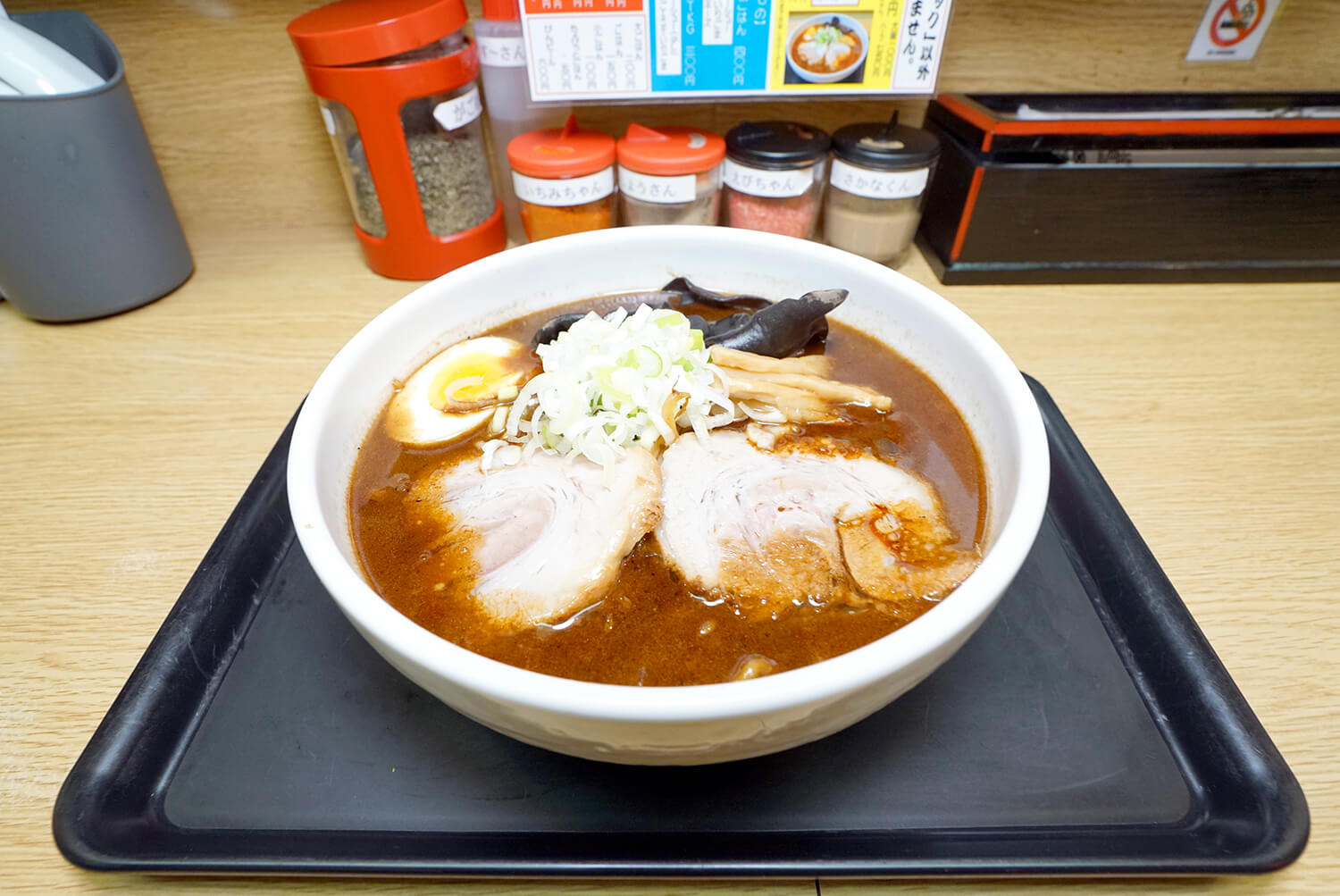 ニンニクの風味豊かで真っ黒な見た目が食欲をそそる「札幌ブラック」（900円）