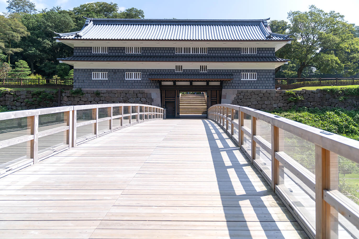 黒い海鼠漆喰が美しい「鼠多門」と、尾山神社に続く「鼠多門橋」