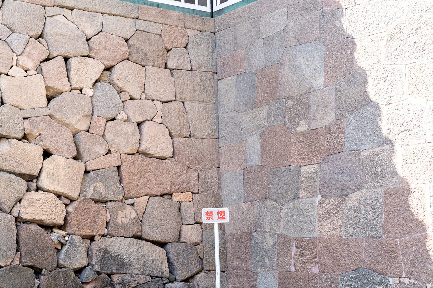 左右で積み方が違う石川門の石垣