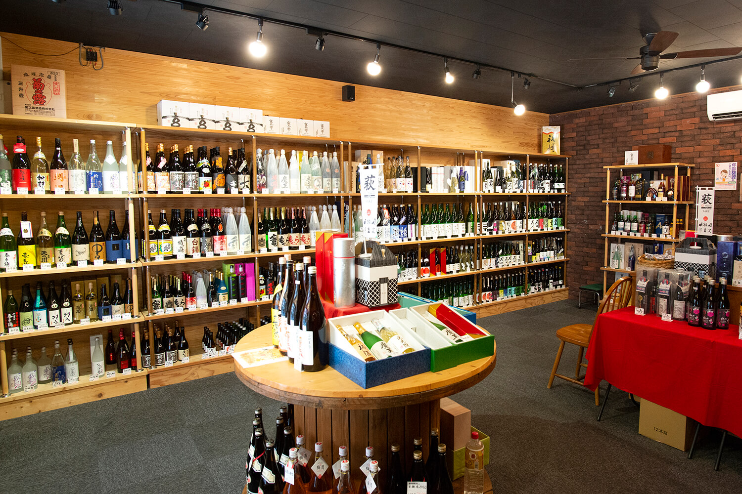通年で気温16℃以下に保たれた店内には、山口県内の地酒を中心に美酒が勢揃い。焼酎、洋酒やワインも厳選の品が並ぶ