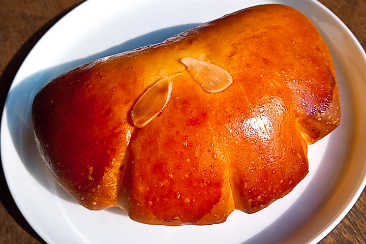 人気の「クリームパン」（220円）。香ばしく焼き上がった生地の中には自家製クリームがたっぷり