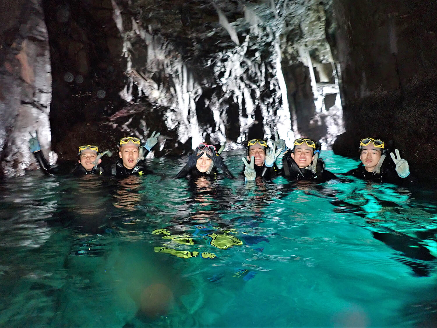 神秘的な雰囲気が漂う人気スポット「青の洞窟」。エメラルドグリーンに輝く水面の美しさは圧巻