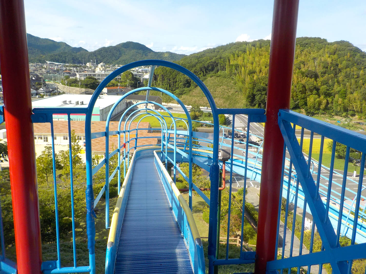 一番人気の遊具「大型ローラーすべり台」。小高い丘の上にあり、公園が一望できるのも人気の理由