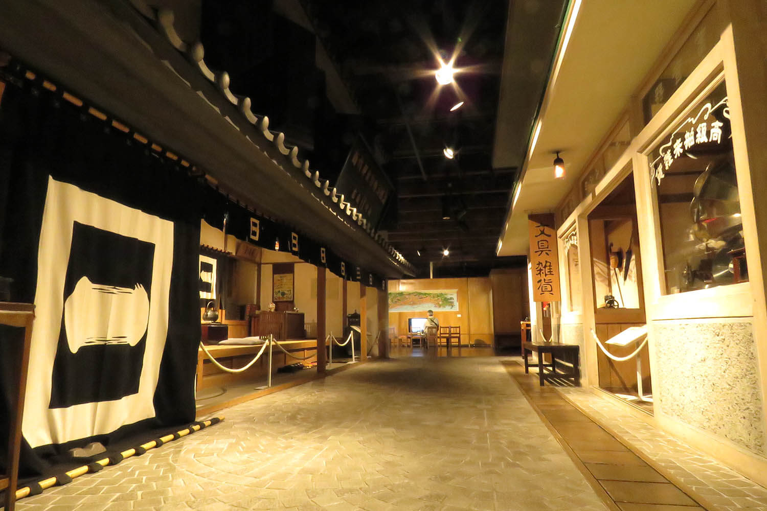 明治末期から昭和初期の、商家が立ち並ぶ小樽の街並みが再現されている