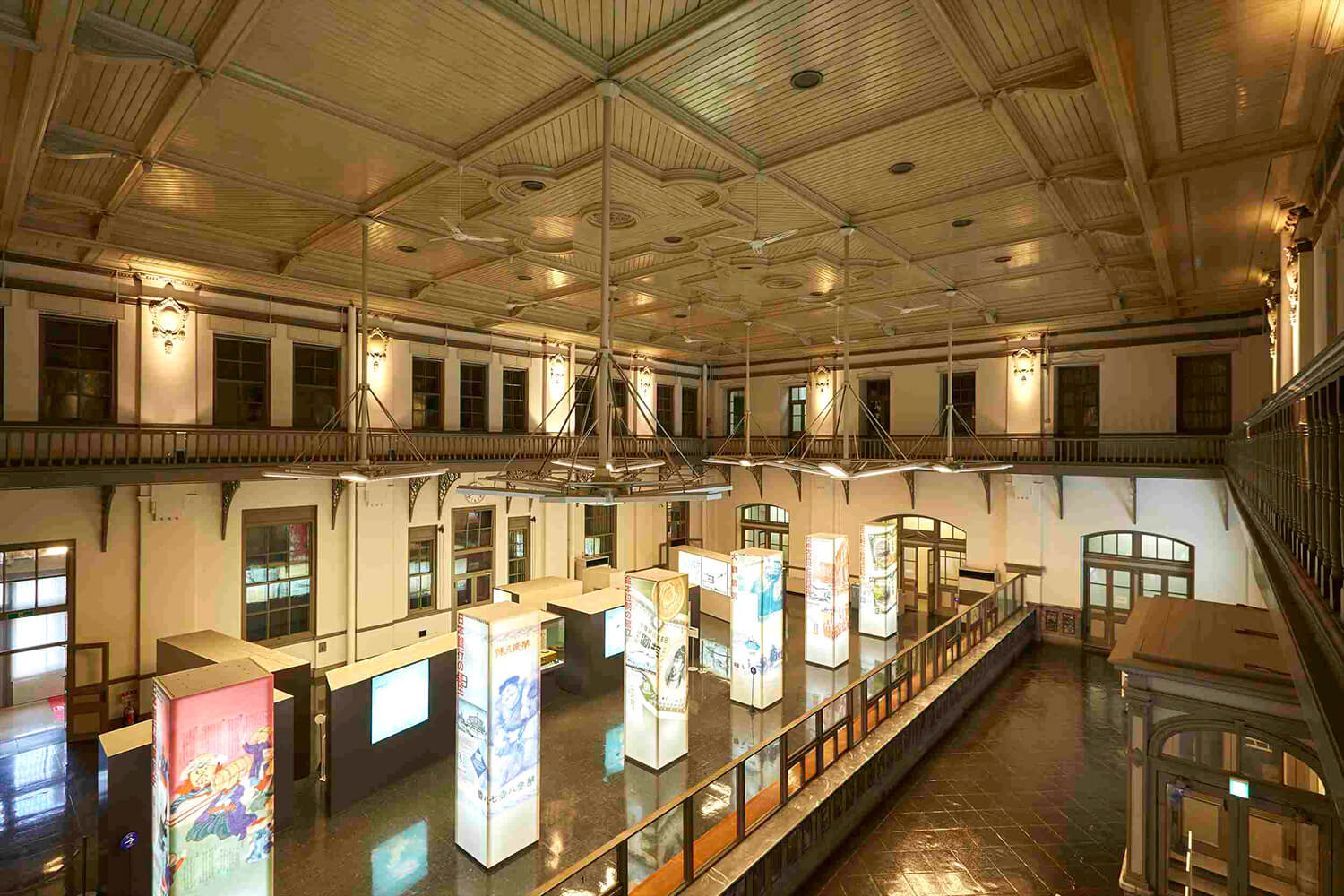 回廊を巡らせた吹き抜けの元営業フロアは「歴史展示ゾーン」として公開されている