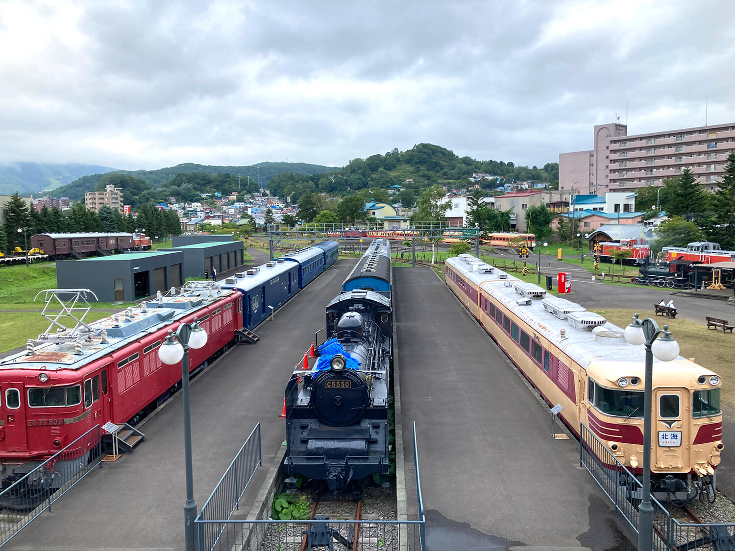 駅のホームさながらの屋外展示場には、北海道で活躍した懐かしい鉄道車両が並ぶ