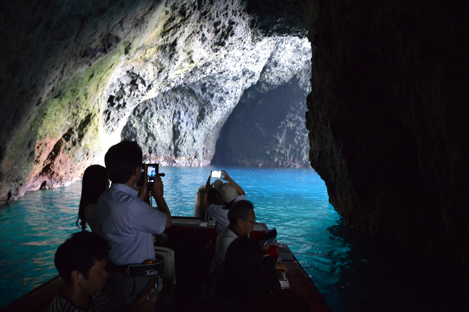 青の洞窟は、地形や海の透明度などさまざまな自然条件が重なって生まれる奇跡の風景