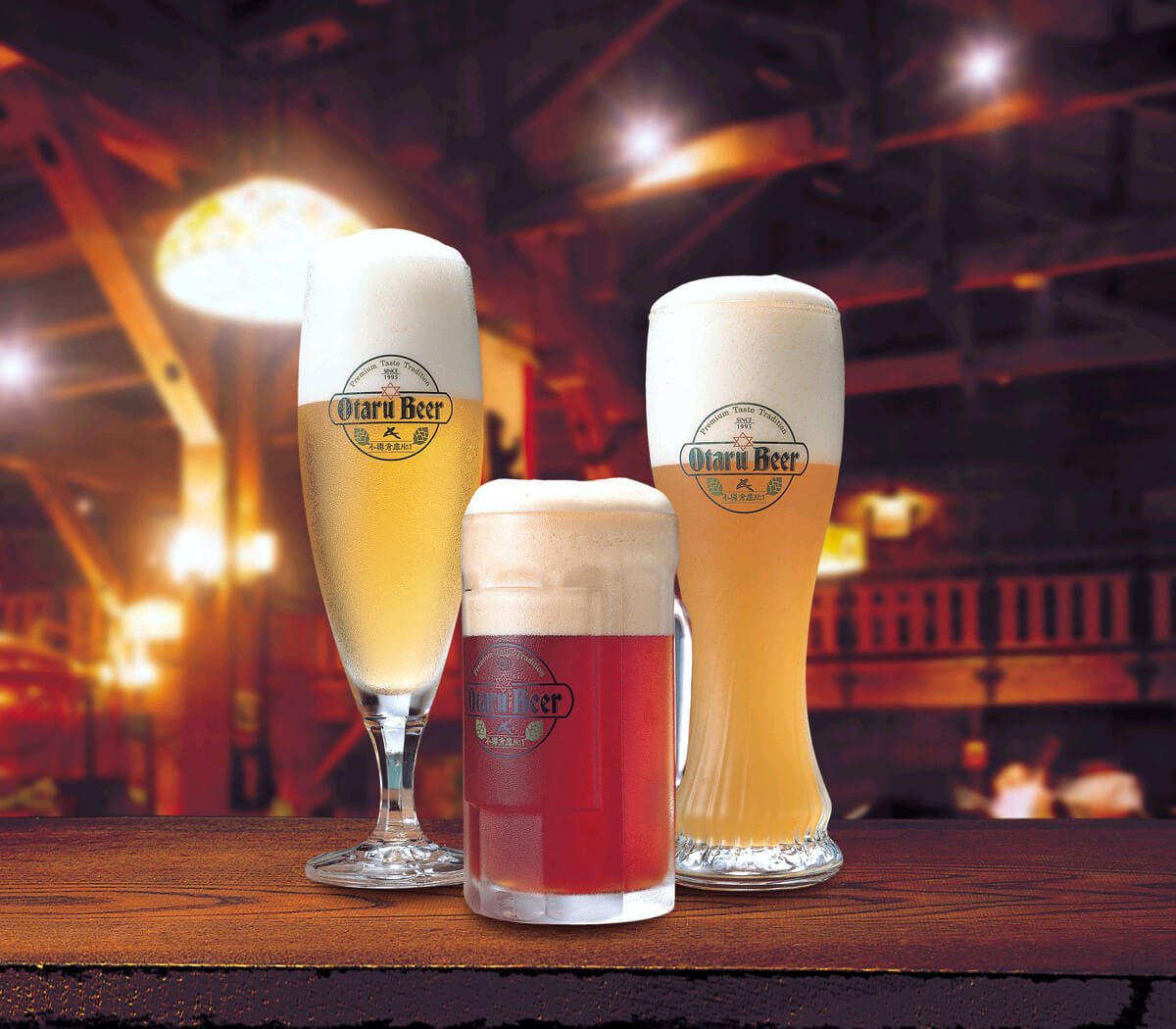 レギュラービール（写真左からピルスナー、ドンケル、ヴァイス）各小517円、中617円、大1,320円