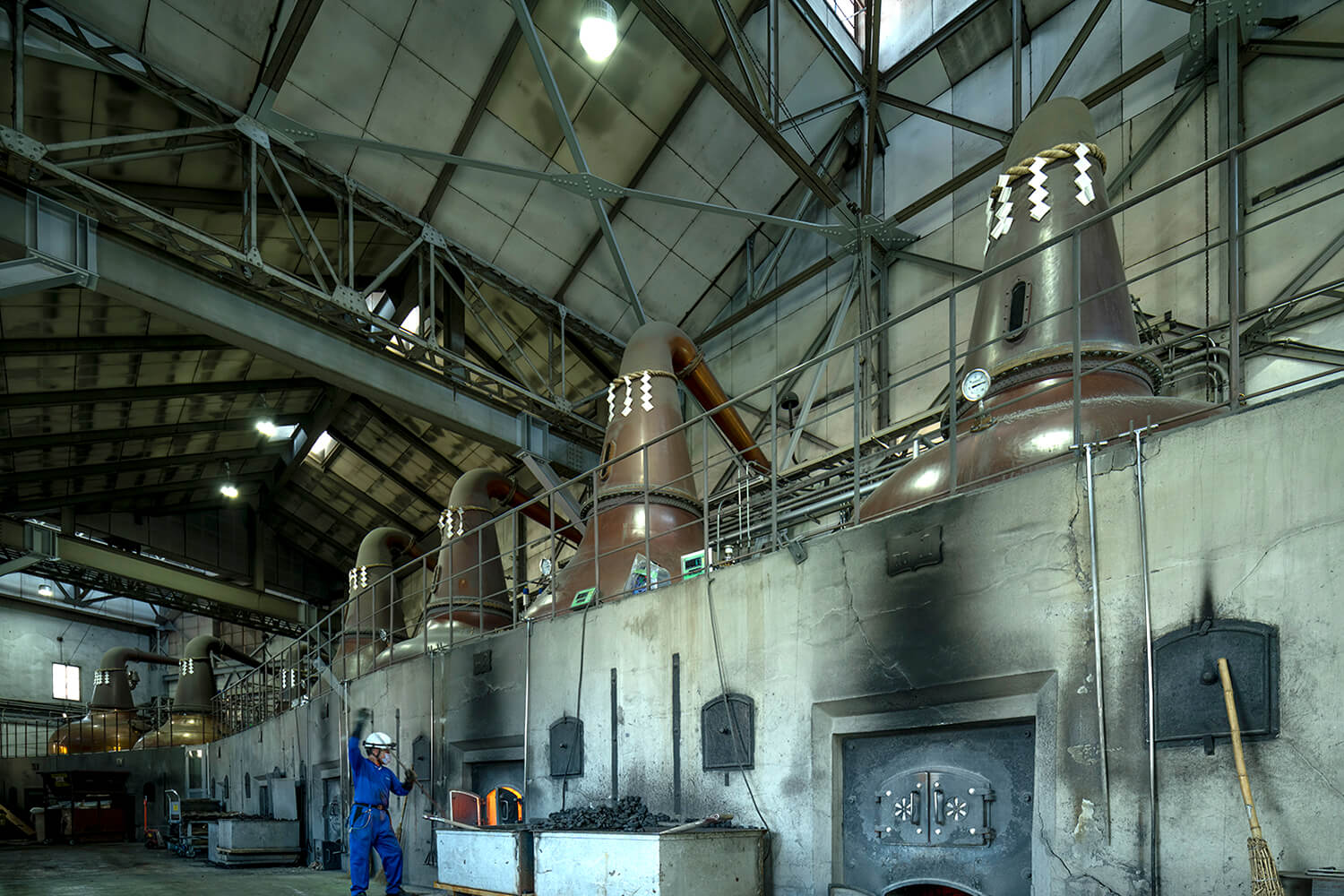 創業の2年後に石炭がくべられたウイスキーの蒸溜釜「ポットスチル」は今も健在