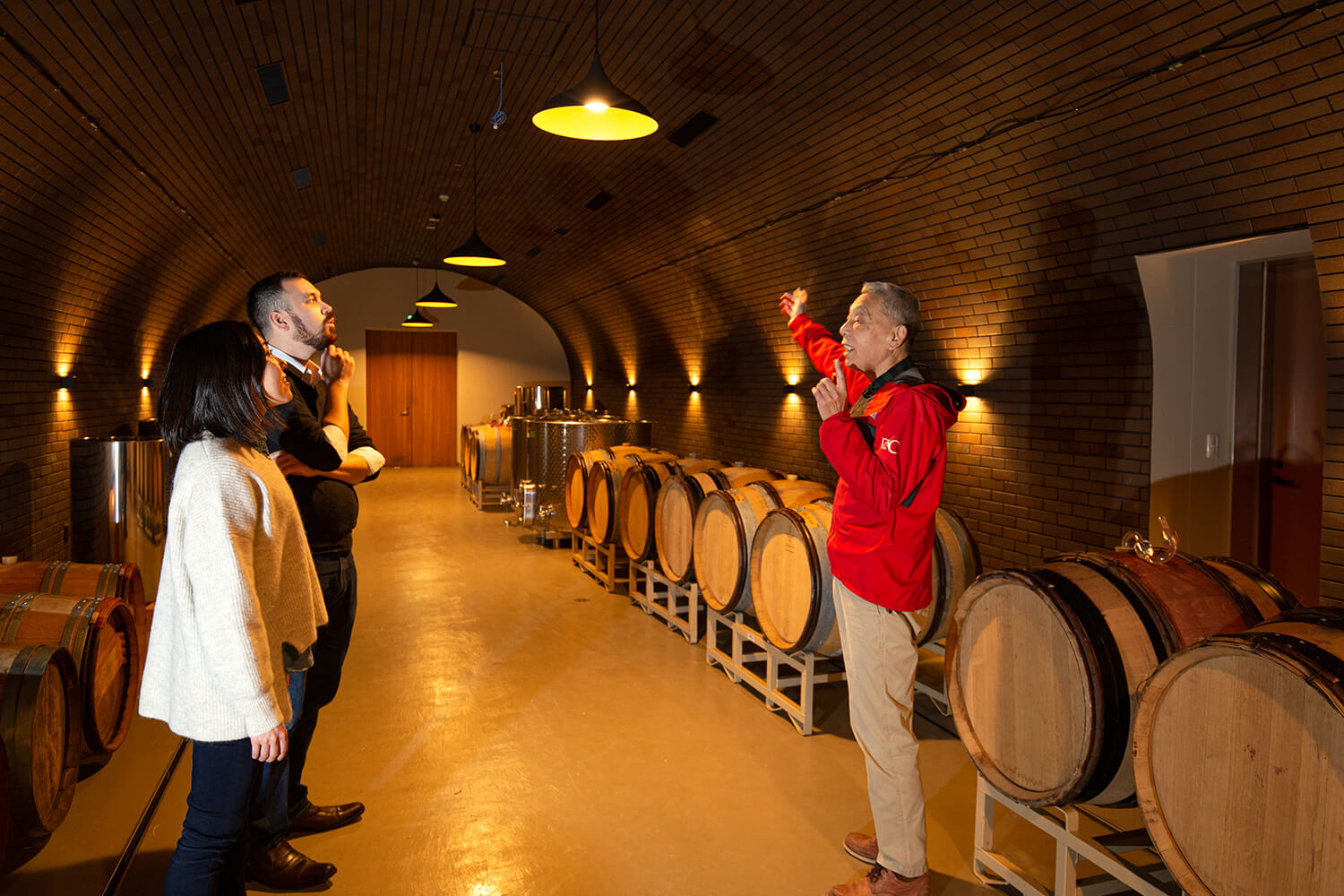 樽庫など通常は入れない場所を見ることができ、見学後には3種類のワインの試飲も