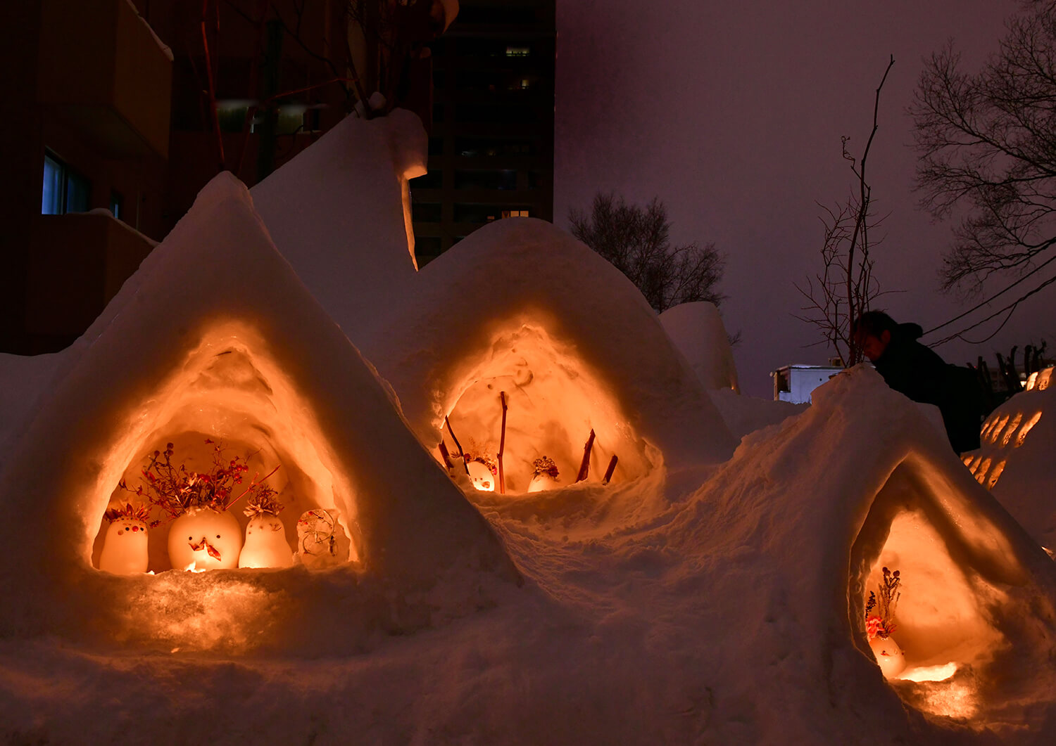 個性豊かな雪のオブジェに、厳しい冬と共に生きる人々の遊び心が見え隠れする