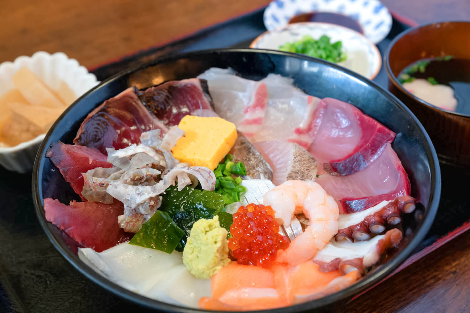 「海鮮丼」は1,100円。汁物、小鉢が付いた「海鮮丼定食」は1,250円