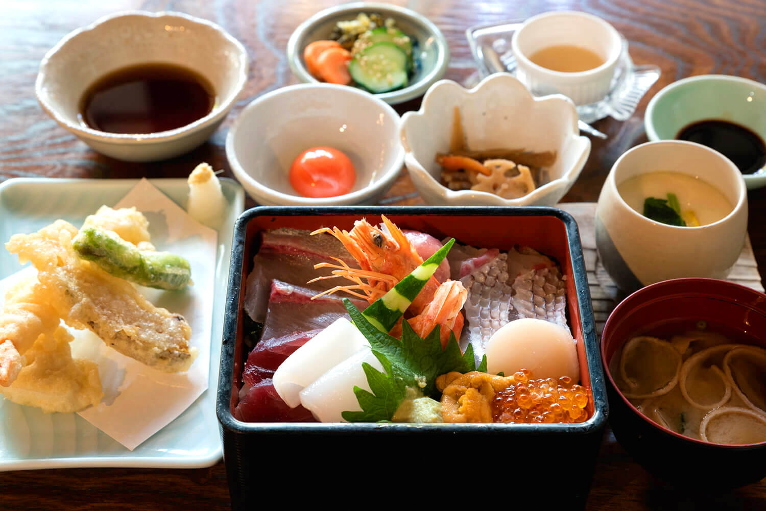「海鮮重御膳」2,200円。海鮮重の他に、天ぷら、卵、茶碗蒸し、ぬか漬け、味噌汁、デザートがセット