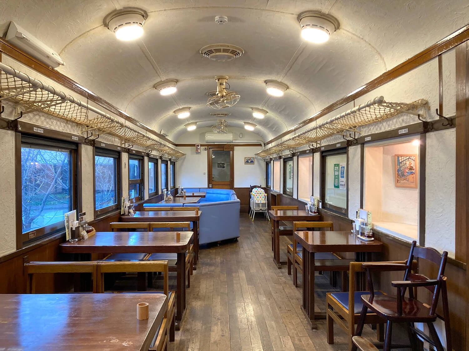 古い列車の雰囲気を活かしたノスタルジックな空間は、年配の方には懐かしく、若い世代には新鮮に映る