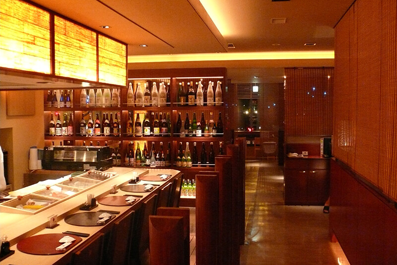 店内は柔らかな光に包まれた和モダンな雰囲気。寿司と相性のいいお酒の品揃えも多彩