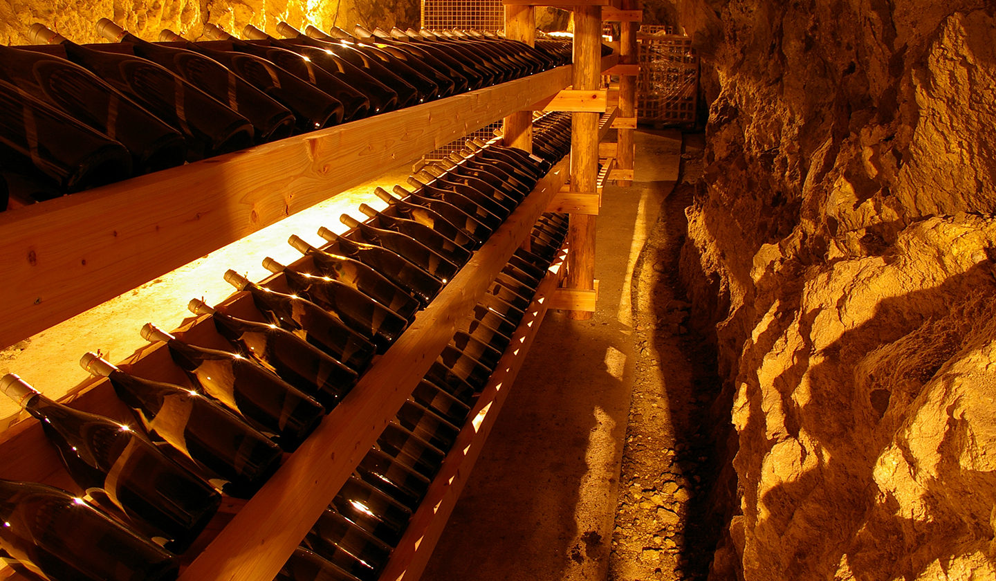 年間を通して平均10℃前後を保つ静かな洞窟は、酒の熟成に最適な環境