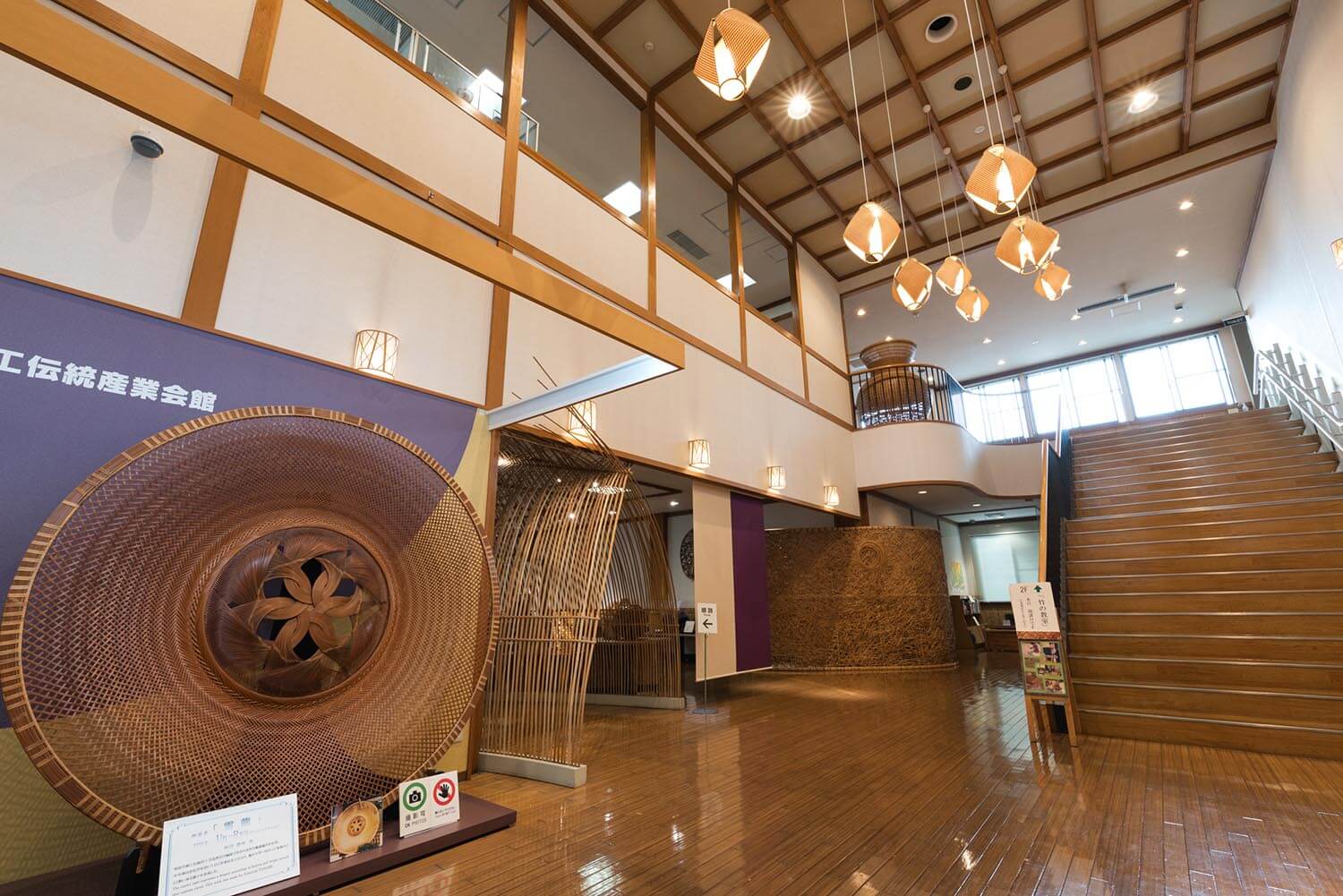 天井が高く開放的なロビーでは、背よりも大きな竹のオブジェが出迎えてくれる