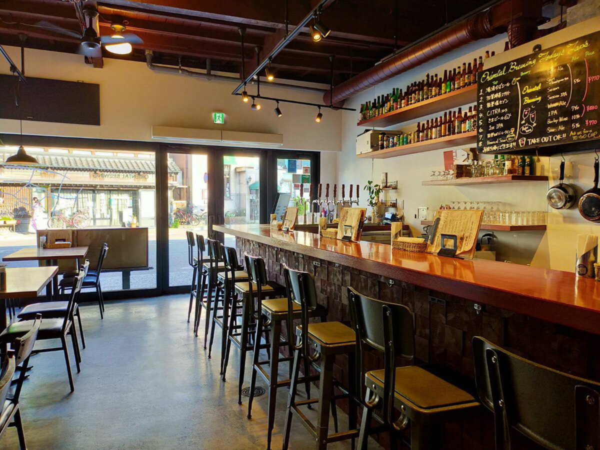 1人でも気軽に利用できるカウンター席のほか、テーブル席もある
