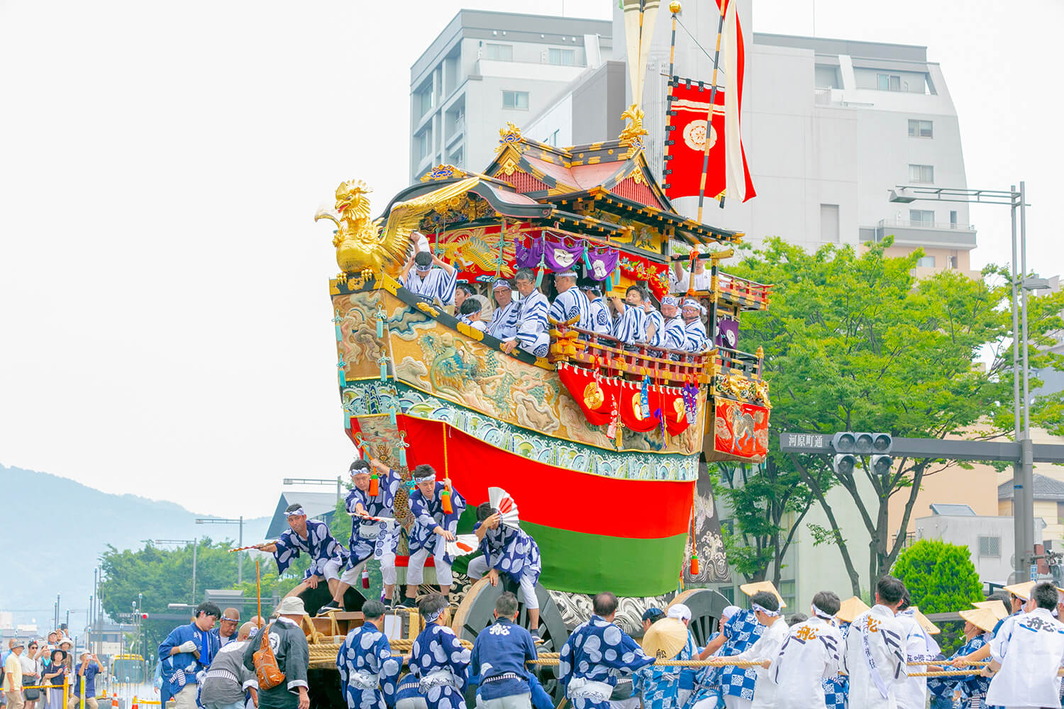 さまざまな形がある祇園祭の山鉾。こちらは7月17日の前祭を巡行する「船鉾」