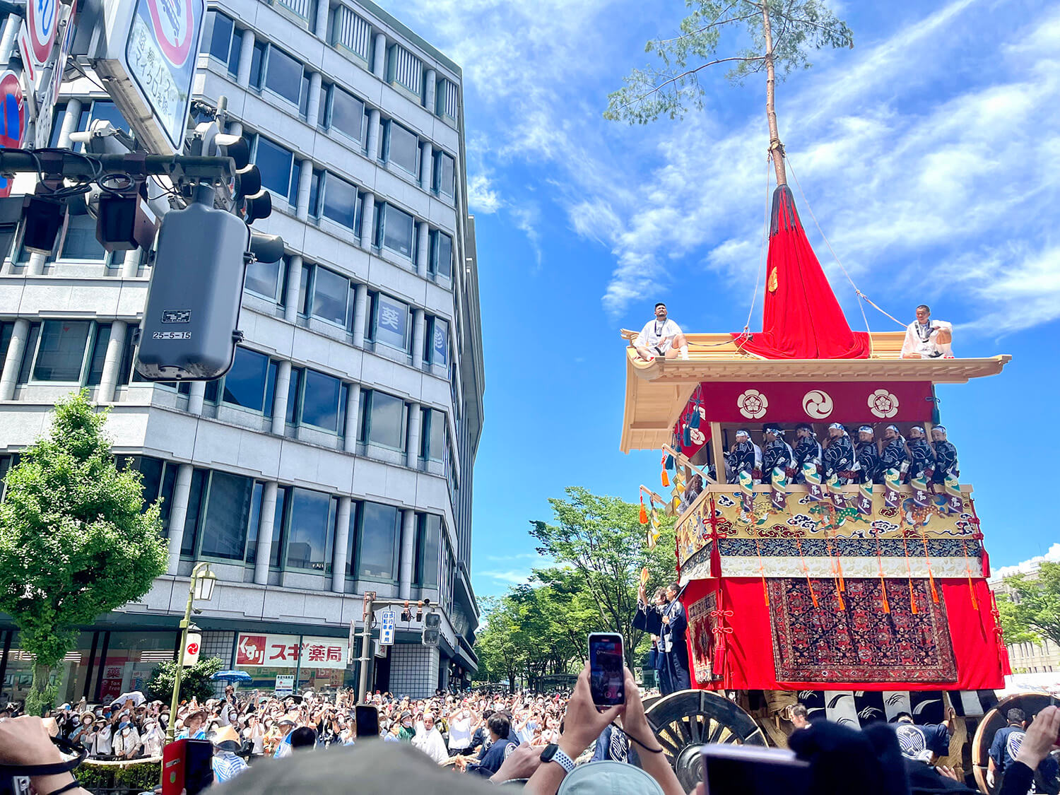2022年の祇園祭で、都大路を渡る鷹山。夏の青空に、真新しい白木の屋根が映える