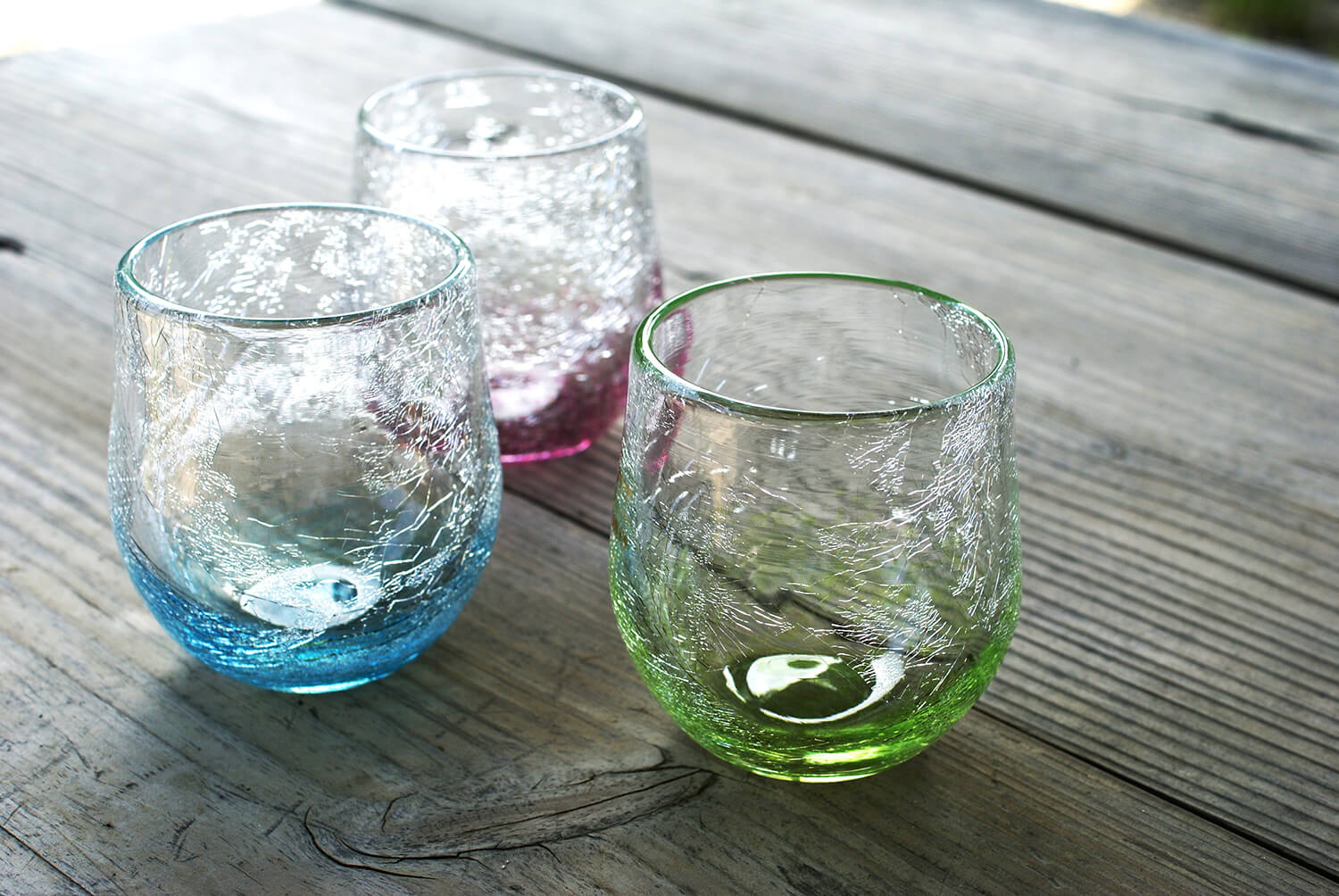 体験で作れる「内ひび貫入ガラス」のグラス。色はブルーやピンクの他、複数から好きなものが選べる