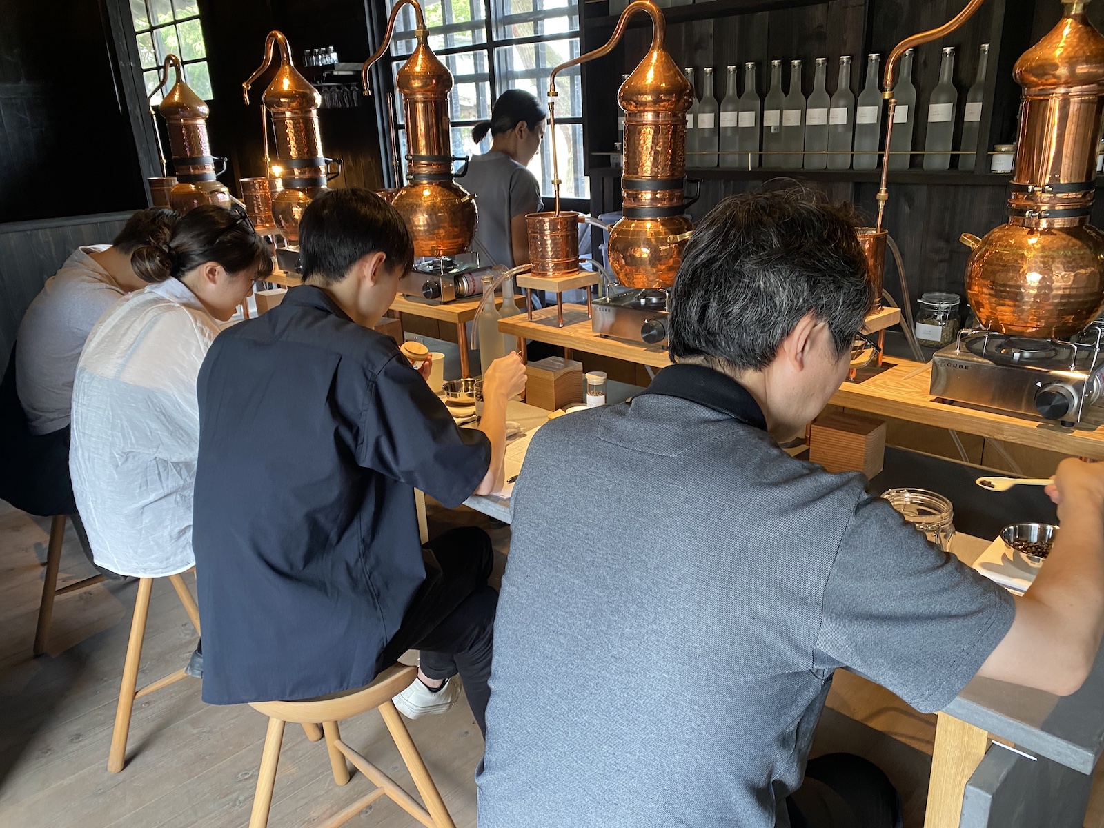 クラフトジン蒸留体験やウイスキーブレンド体験で、自分だけの一杯をつくってみよう