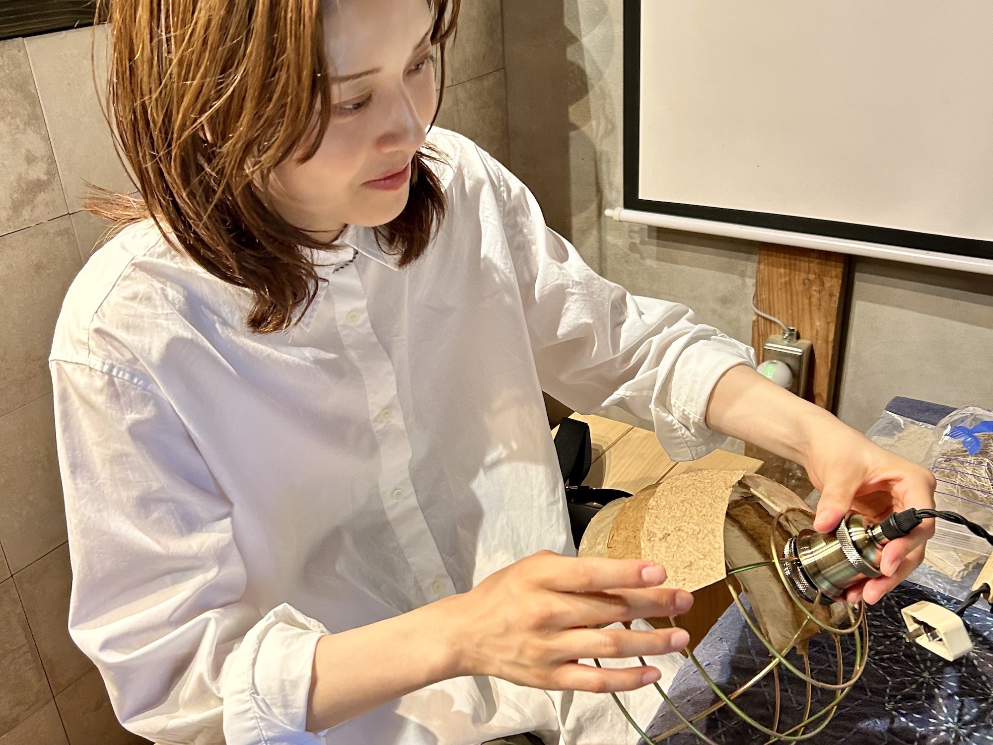 型に従って切り取った竹紙をフレームに貼り付ける。星型やハート型の竹紙でアレンジを楽しむ人もいるそう