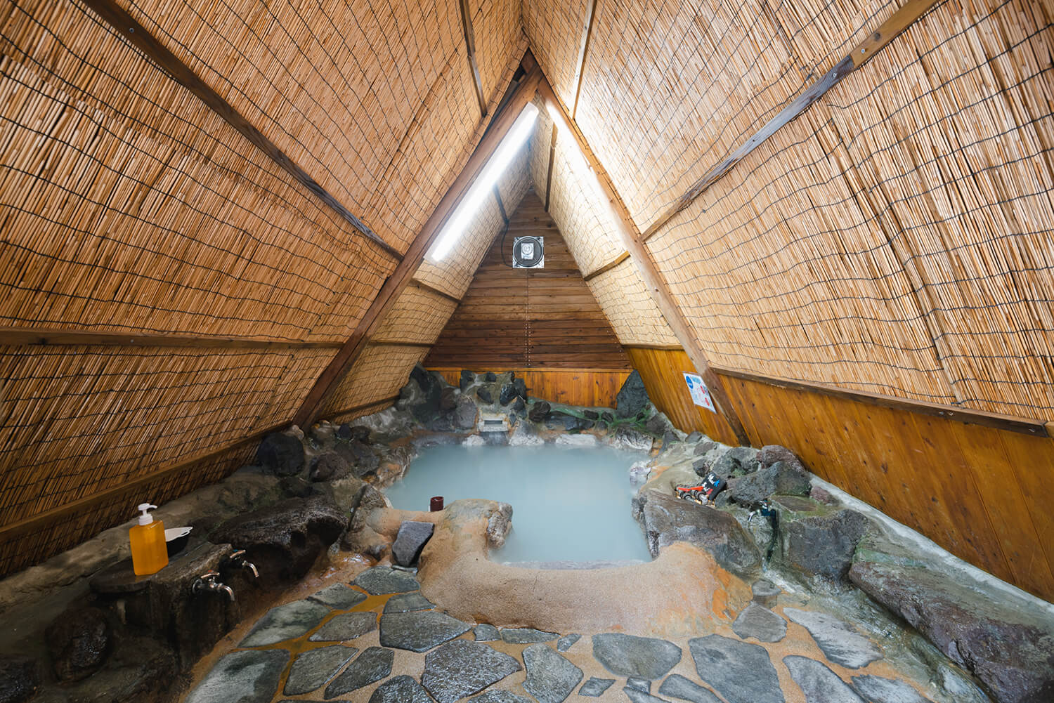 大露天風呂とは対照的に、秘密基地のようなワクワク感のある浴室内