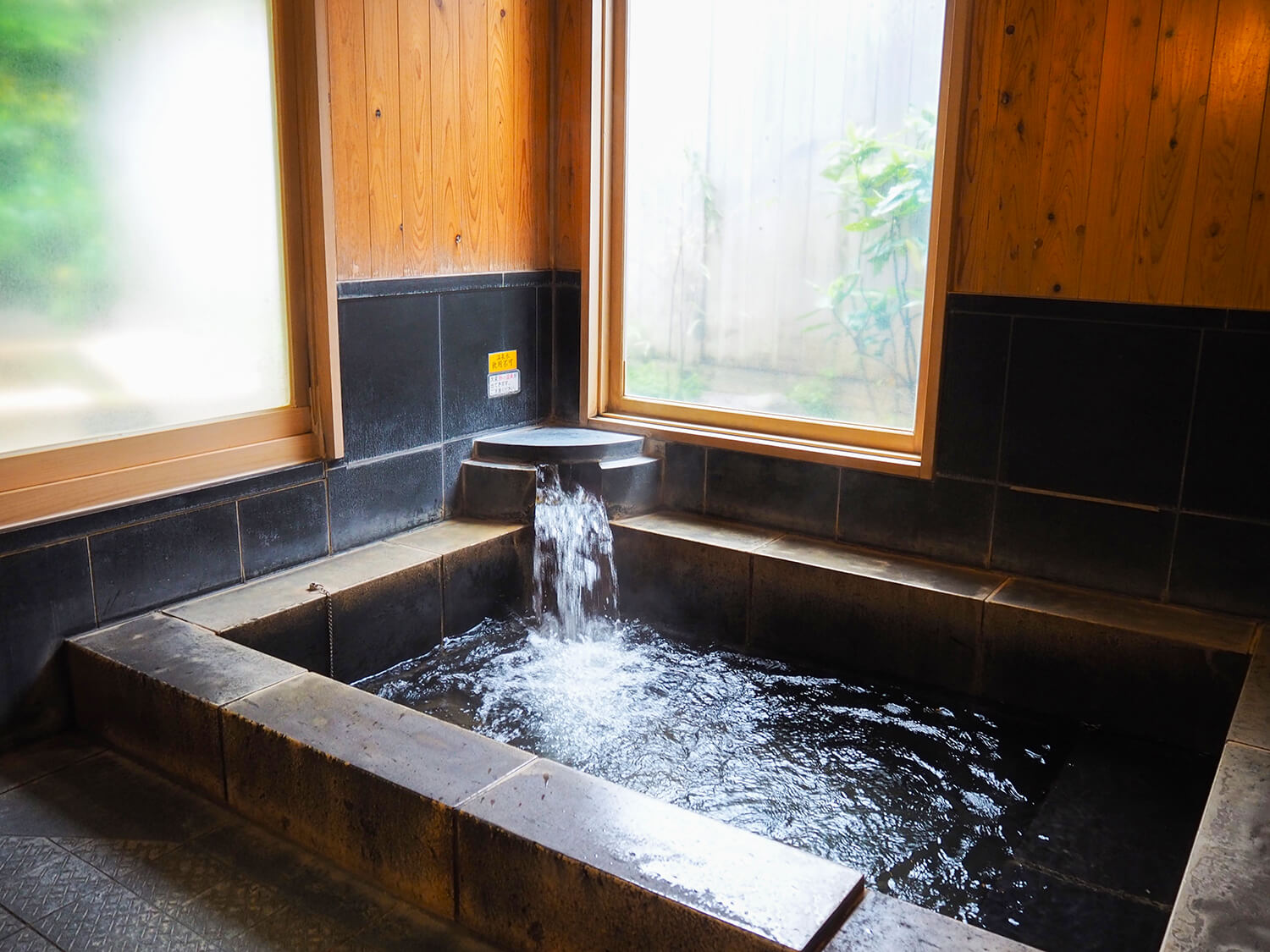 2,700円の部屋は全9室。内湯は石風呂または檜風呂の2タイプがある