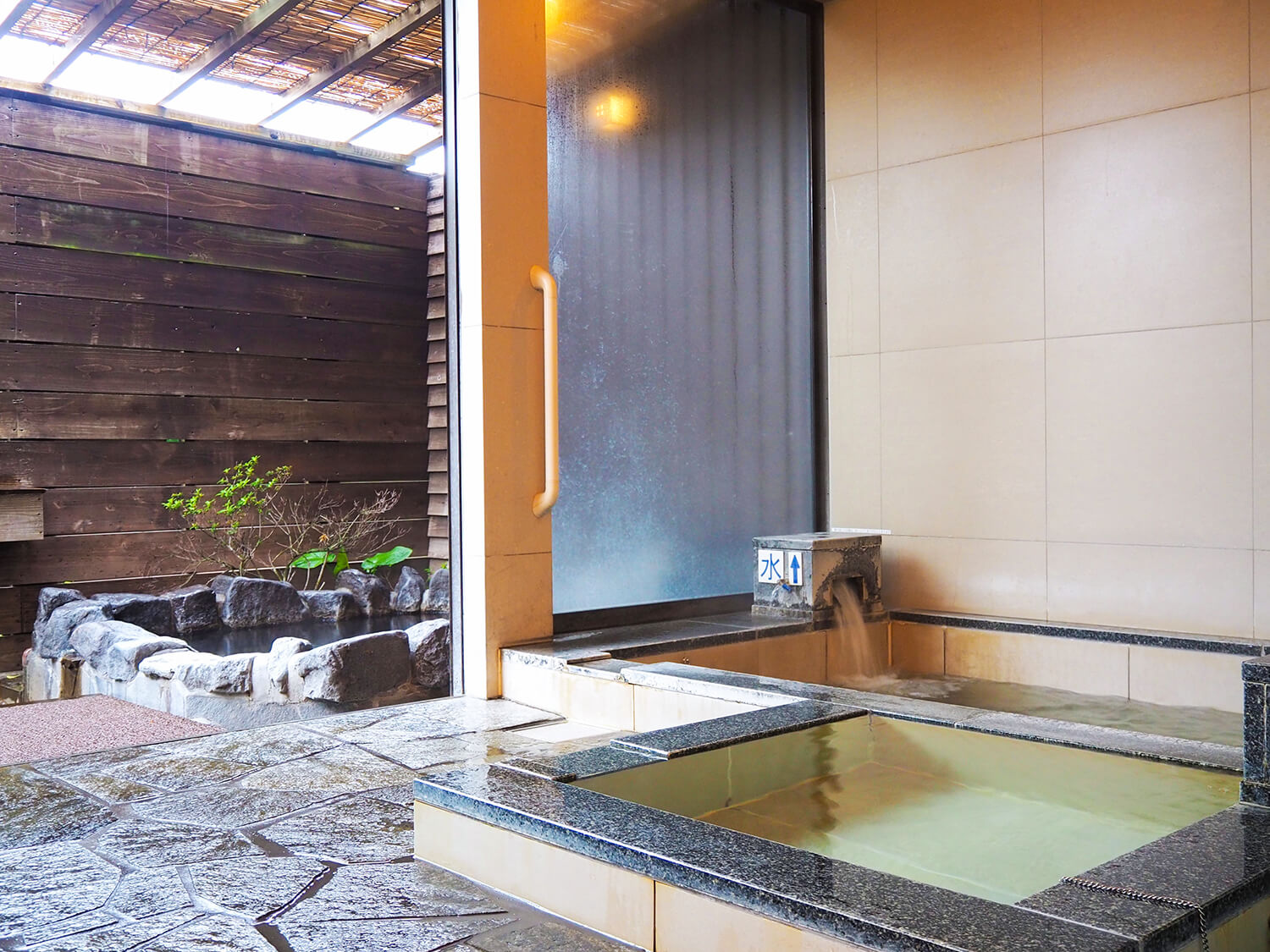 浴槽まで段差の少ない「夕さり YUUSARI」の浴室