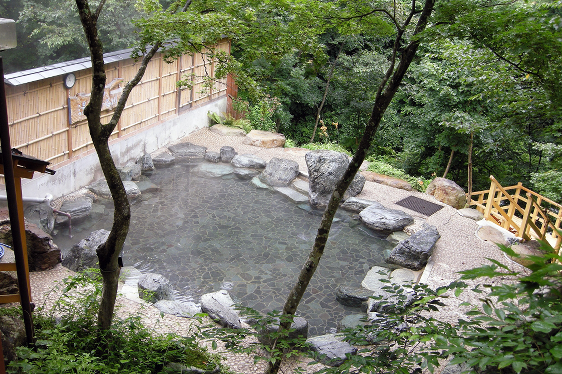 イタヤカエデなどに囲まれた渓流沿いの露天風呂。「不動の湯」「河鹿の湯」の混合泉
