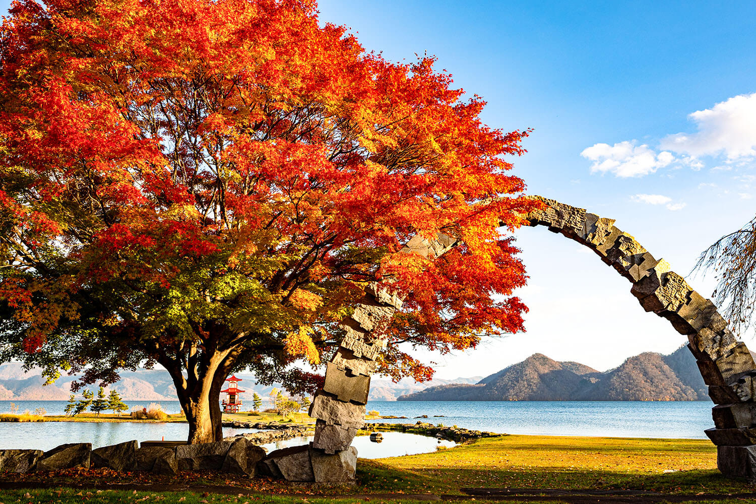 洞爺湖畔には彫刻公園が整備されており、彫刻と紅葉のコラボレーションも楽しめる