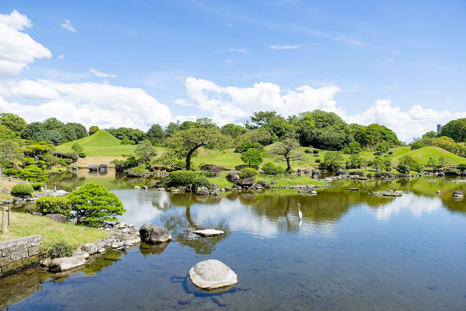 約350年前からほぼ変わらない姿の「水前寺成趣園」。天気の良い日には庭園の池が水鏡に